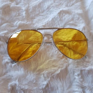  - Snygga solglasögon, endast använda ett fåtal gånger. Frakt ej inkluderat.