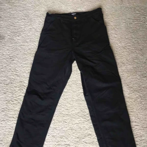  - Single knee pant från Carhartt. Köptes på Caliroots förra årat för 1000kr. Använda 2 gånger, 10/10 condition. Väldigt bekväma och har en snygg baggy look till sig. 