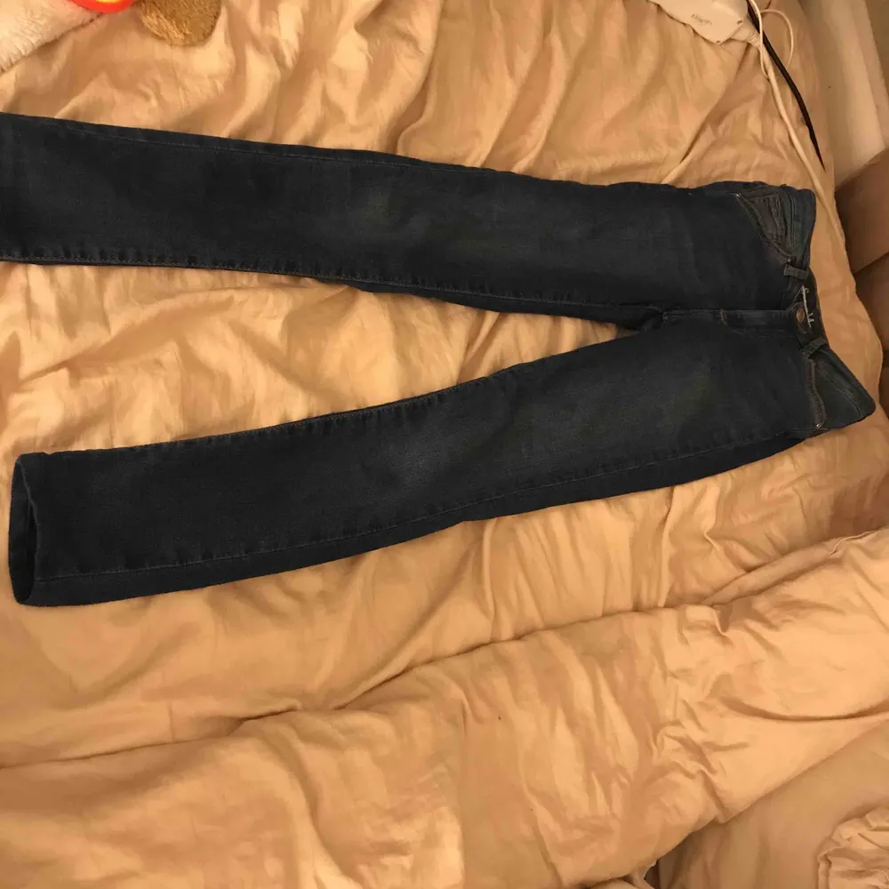 Högmidjade tighta mörkblåa jeans ifrån bikbok, storlek xs. Köparen betalar frakt. Jeans & Byxor.
