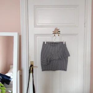  - Tight kjol med svarta och vita rutor och volang på framsidan. Använd 1-2 gånger✨  50%bomull, 30% polyester, 17% viskos, 3% elastan. Möts i Stockholm eller postas mot porto (36)