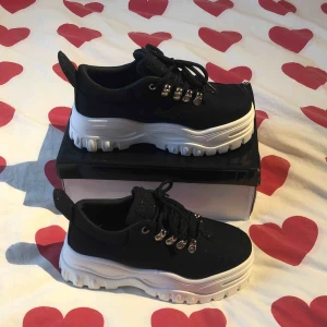  - Helt oanvända chunky sneakers i storlek 37.  Passar nog 36 bättre då jag brukar kunna ha 37 men dessa tryckte på lite på stortån!  Kan mötas upp i Norrköping annars står köparen för frakt. 