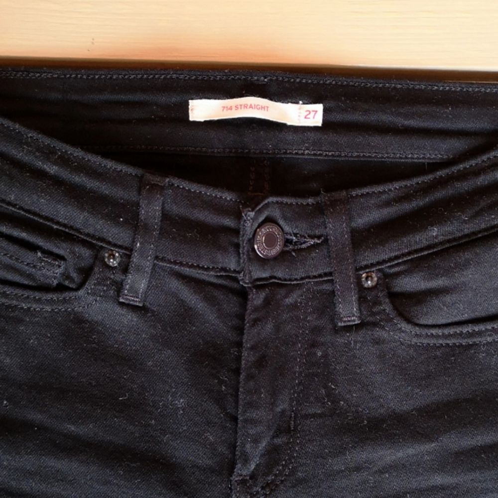 Levi's 714 Straight i storlek 27. Snygga svarta jeans, med ganska rak passform och lite stretch. Supersköna att ha på sig! . Jeans & Byxor.