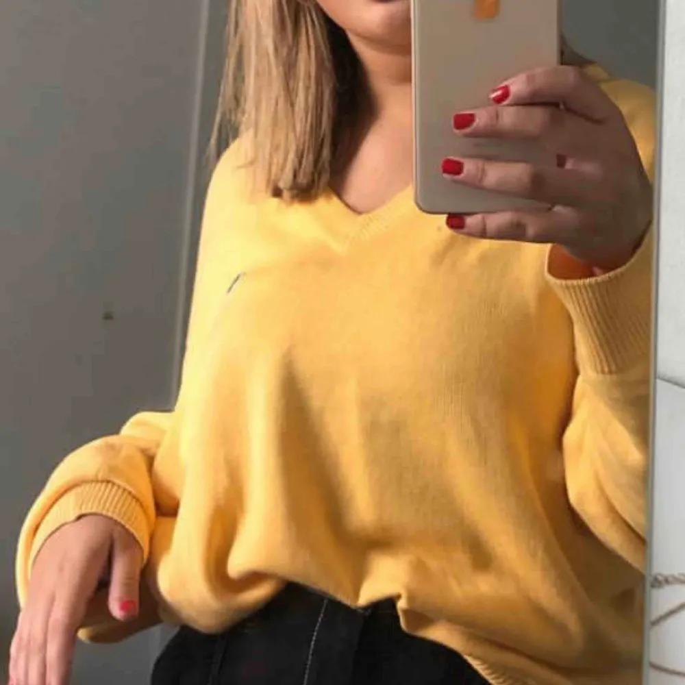 Svinsnygg gul Lacoste tröja som är fett bekväm och bra skick köpt på Humana men den är äkta💘💘🔥. Tröjor & Koftor.