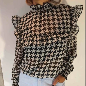  - Fett snygg rutig blus med volanger på axlarna och armarna. Från ginatricot i storlek 38. Mycket bra skick.