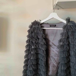  - supersöt ”jacka” från Fashion Nova. Den är väldigt tunn så den passar nog bäst på våren eller en lite kyligare sommardag. Går både att styla upp och klä ner.