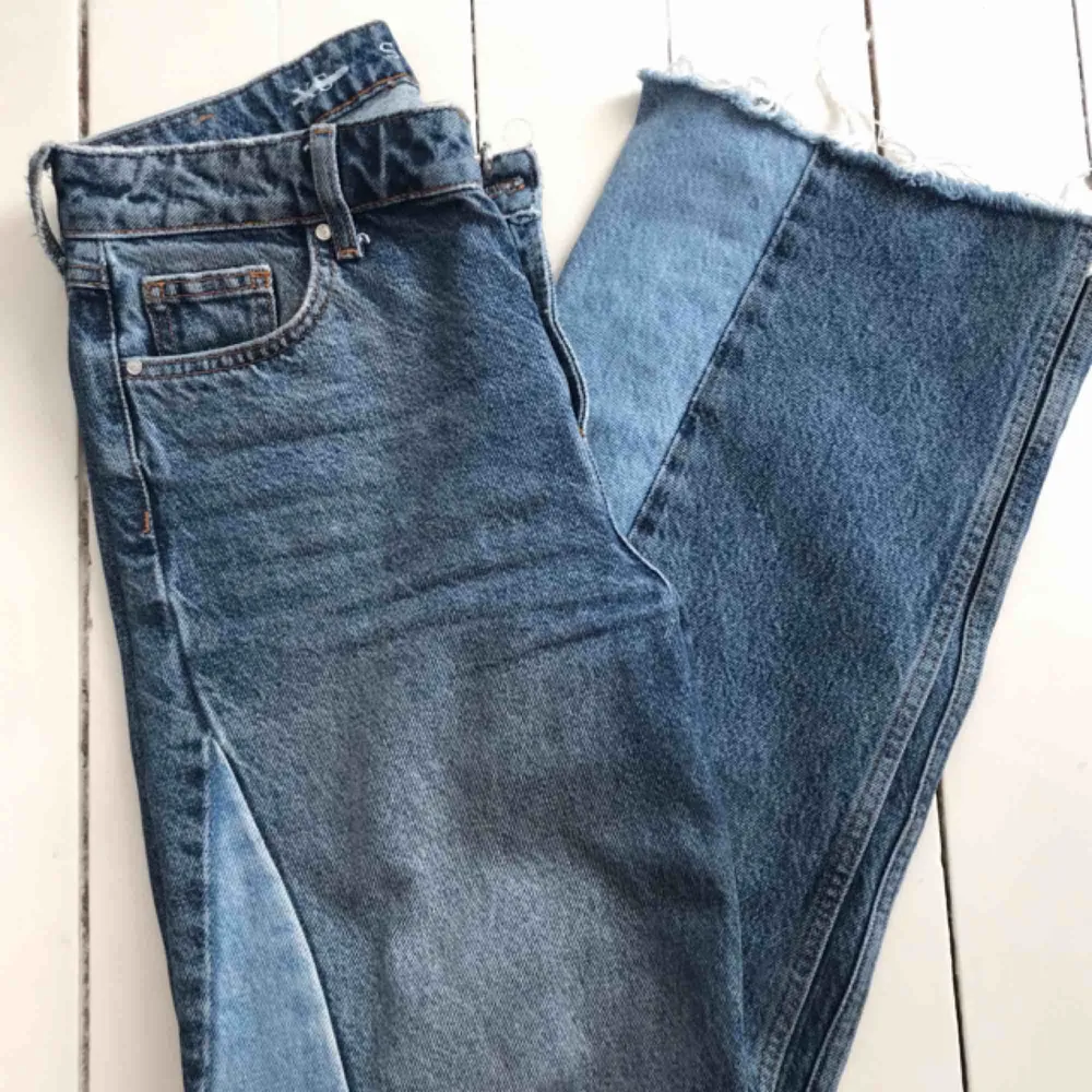 Snygga jeans från BIKBOK strl S, retro detalj med olika tvätt på sidan samt avklippt vid slutet av byxan. Kan mötas i Örebro annars frakt🌞. Jeans & Byxor.