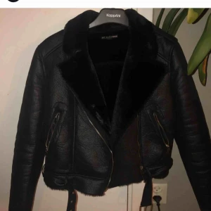 - bikerjacka från zara! supermysig o skön, passar perfekt till våren. den är sparsamt använd o felfri! säljer den pga använder den inte längre. frakt uppskattas vara kring 80-100kr. nypris var ca 600kr