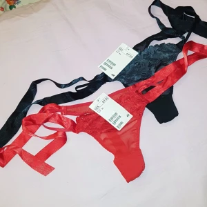 - Stringtrosor från h&m. 30 kr/styck eller båda för 50 kr  Svarta: Sålda 