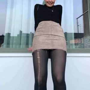  - Jättefin kjol i mocka. Retro skick! Är fler intresserade blir det budgivning. Frakt tillkommer. Annars möts vi på söder💙💙