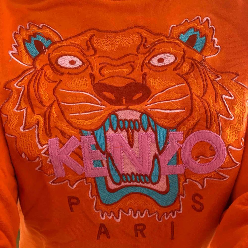 Orange Kenzo tröja i fint skick i Stl S. Ej äkta!  Säljer pga för liten! Kan frakta eller mötas upp . Tröjor & Koftor.