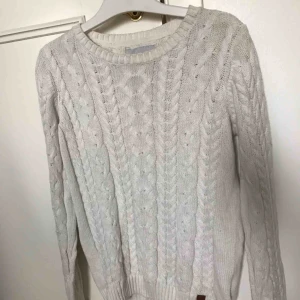  - Kabelstickad tröja