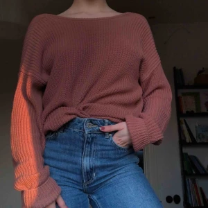  - Säljer denna fina stickade tröja. Den har v-ringning i ryggen. Används aldrig. Köparen står för frakten, 79kr