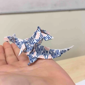  - Sätter upp min älskade origami drake Panki för adoption då han behöver ett nytt och bättre hem🐉 Panki är mindre än min hand och två veckor gammal🐲 Jag hoppas han får en ny vårdnadshavare som kan ge honom oändligt med kärlek🐉🐉