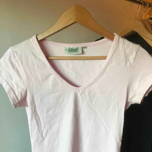  - Figursydd simpel t-shirts med V-ringning , aldrig använd. Köpare står för frakten, tar swish