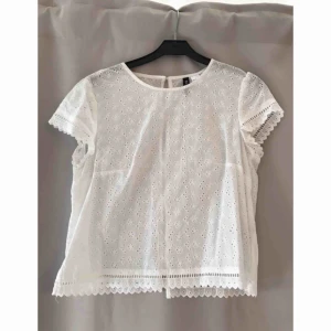  - Söt vit sommartopp från HM. Hämtas i Kalmar eller skickas om köparen står för frakten. 