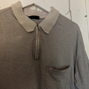  - Snygg randig polo från Melka, i köpt på second hand. Jag kan mötas upp i Täby eller frakta gratis!