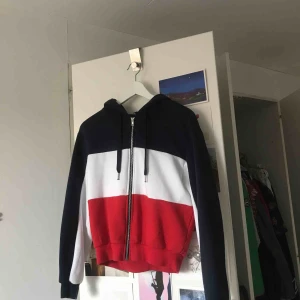  - Hoodie från H&M, aldrig använd! Super fint skick.🥰