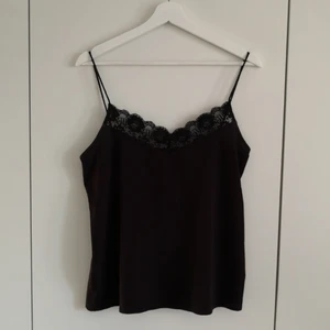  - Svart linne med spetsdetalj