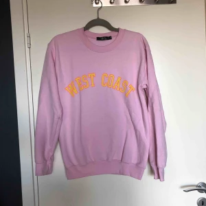  - En rosa sweatshirt 🌟