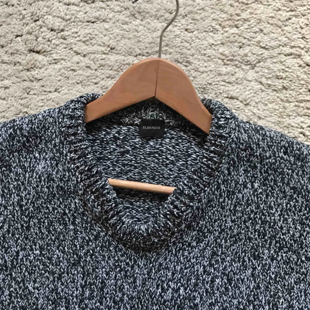 Keyhole Knitted Sweater från Jil Sander under Raf Simons eran. Tröjan är från 2006 A/W kollektionen och var med på runway. 10/10 condition. . Tröjor & Koftor.