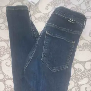 Jättefina dr denim jeans som inte kommit till användning för mig! Storlek XS🧡 Andra bilden visar hur byxorna sitter på!