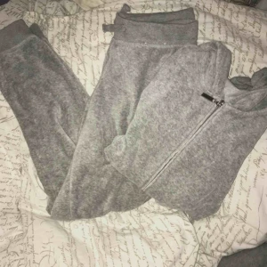  - Grå mjukisdress från Cubus i storlek xs!  Fint skick de är använda men inte de minsta slitna💕 Säljer de endast tillsammans, nypris 500 kr. 