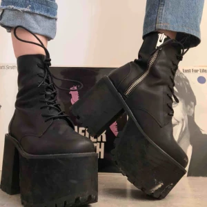  - UNIF-boots originalpris 1900 kr. Fläckarna går bort med vatten och jag tvättar av dem innan jag postar 💞 äkta skinn, 7 cm platå. Använt 1 gång, fraktar i originalkartong.