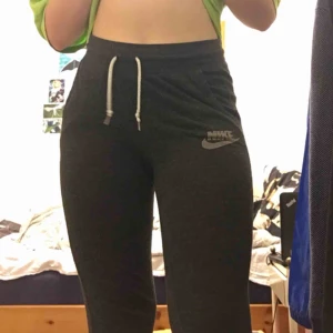  - Riktigt snygga Nike mjukisbyxor! (Inte min storlek så sitter ganska tight på bilderna) lite nopprig därav lågt pris