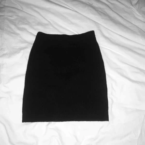  - Super snygg stickad ribbad svart kjol. Passar XS och S. Väldigt bekväm, stretchig och mjuk. Har du några frågor eller vill ha fler bilder är det bara att skriva :) Frakt betalar köparen.