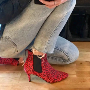  - Djurmönstrade boots med klack från Anine Bings kollektion, Gina Tricot. Helt oanvända. Ligger vanligtvis mellan strl 38-39 på skor. Köparen står för frakten. Kan även mötas upp i Lidköping, Växjö eller Göteborg. Pris kan diskuteras! ❤️🖤