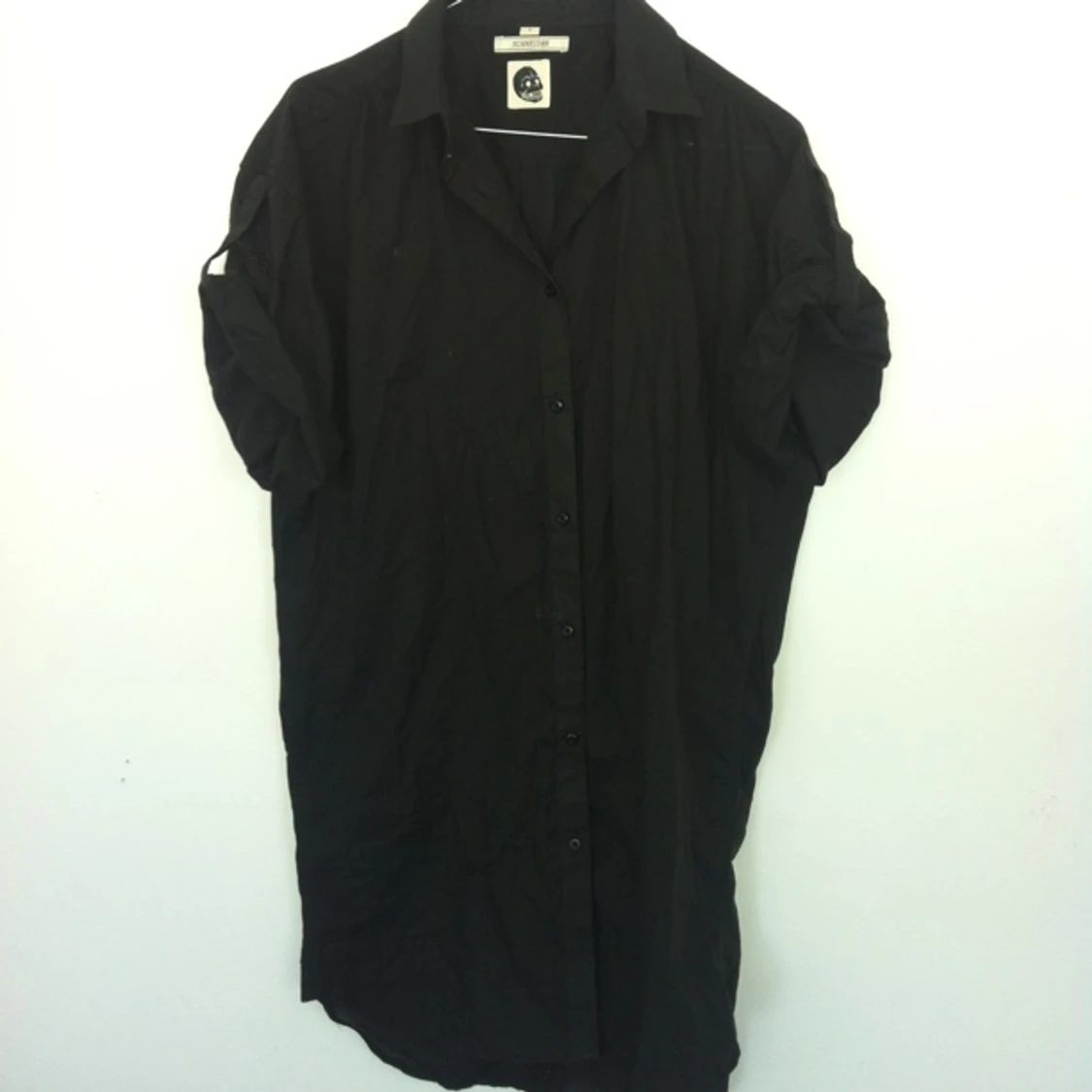 Cheap Monday skjorta. Lång och tunn.