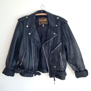 Skinnjacka i mc-modell. Mycket gott skick. Äkta läder.  - Skinnjacka i mc-modell. Mycket gott skick. Äkta läder. 