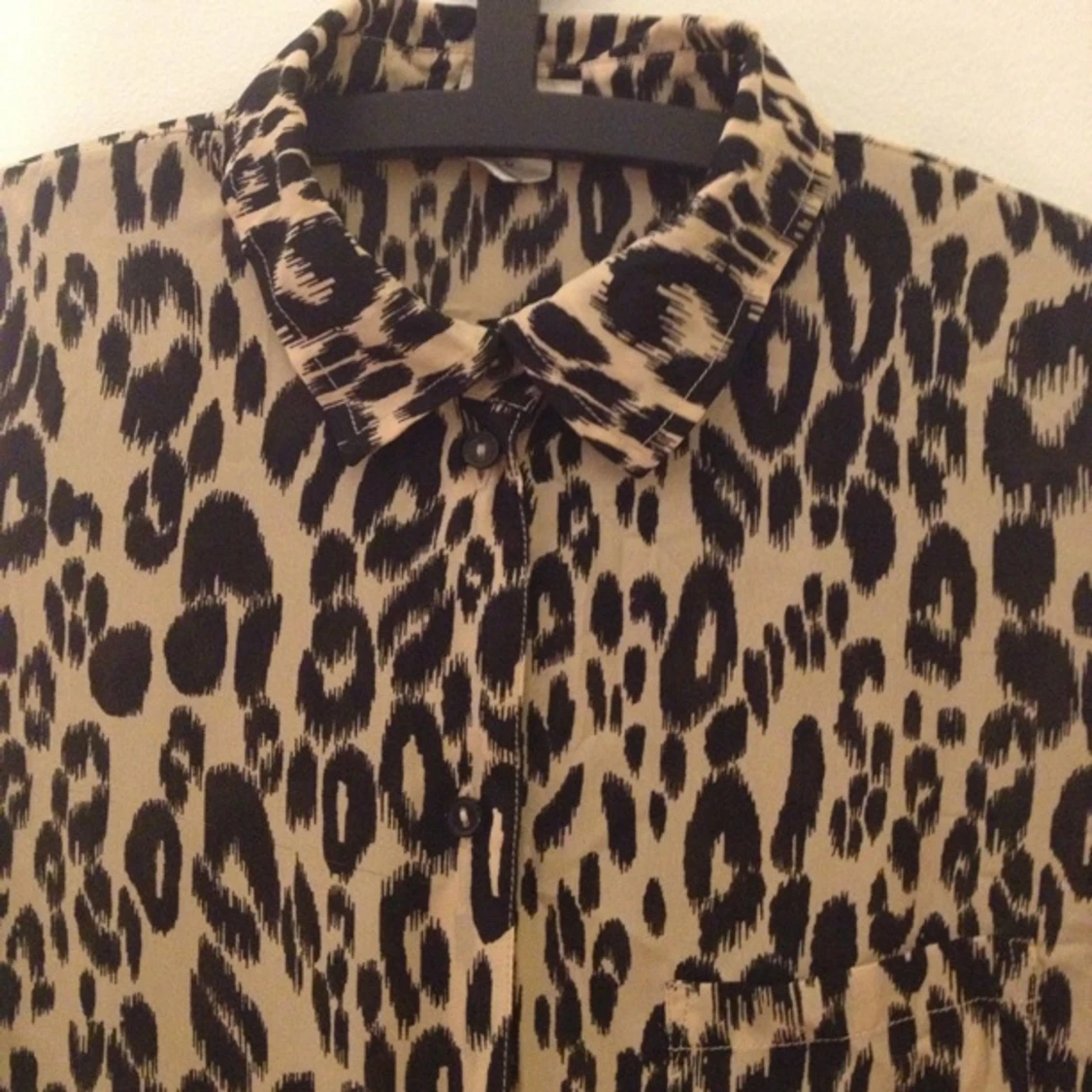 Lång leopardmönstrad skjorta. - 1378240229