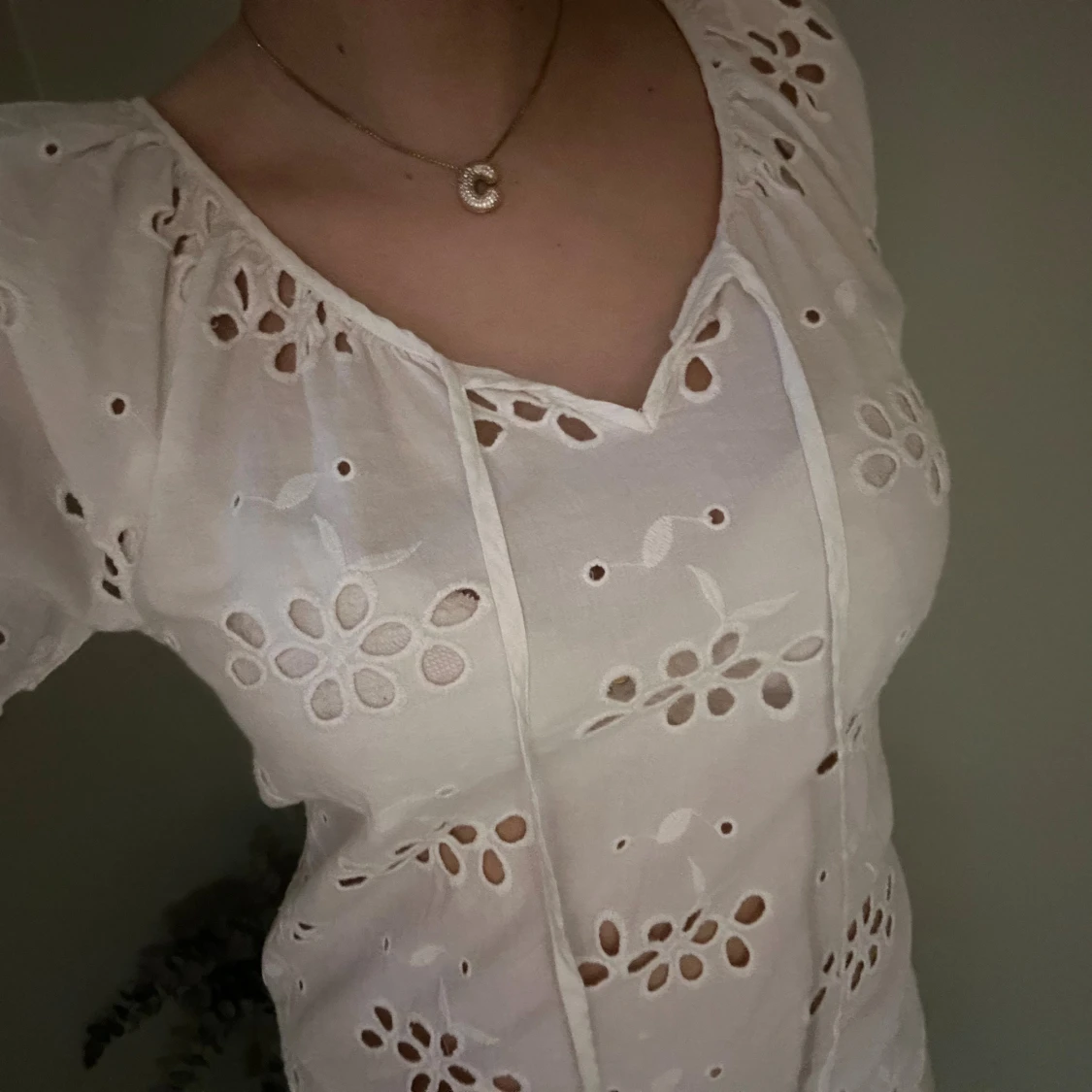 Vit blus med blomdetaljer  - 1