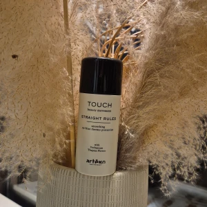 Touch Straight Rules från Artèxo - Touch Straight Rules från Artèxo är en utjämnande och värmeskyddande produkt med Verbascum Thapsus Flower. Kommer i en beige flaska med svart lock och är perfekt för att motverka frissigt hår och ge en slät finish.