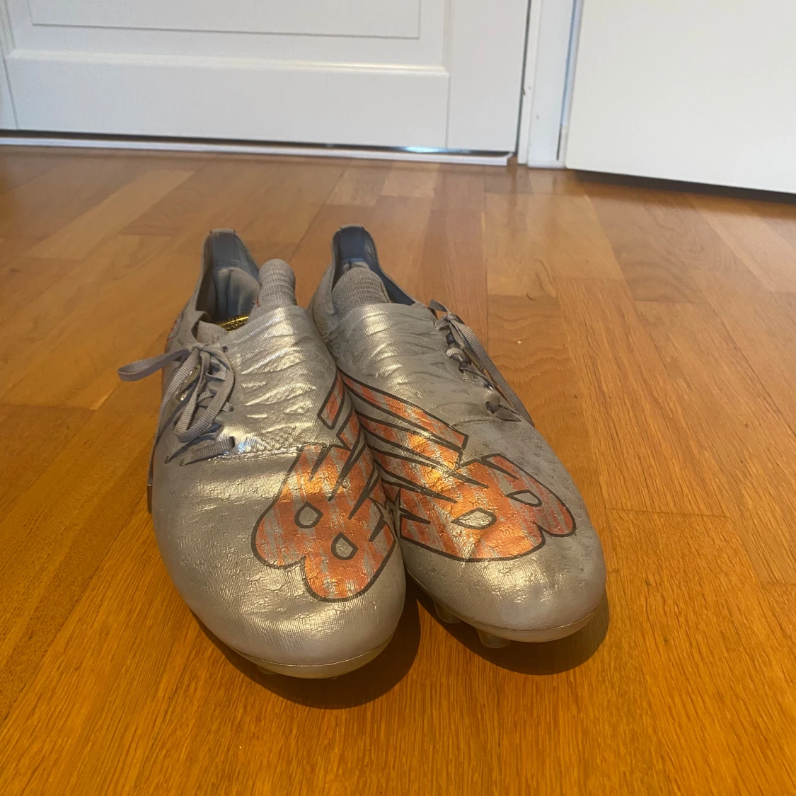 Silvriga New Balance fotbollsskor - 1