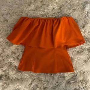 Blus - En orange blus som varit trendig i vit och svart grön Zara