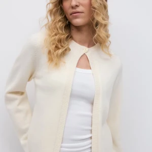 Beige kofta från Gina Tricot - Säljer en stilren beige kofta från Gina Tricot i storlek XS. Koftan har rund halsringning, ett litet knappslut upptill och ribbade kanter. Materialet är mjukt och stickat, perfekt för lager-på-lager under hösten eller våren. Passar dig som gillar enkel och clean look.