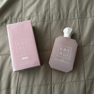 Kayali Yum Boujee Marshmallow -  Kayali  Boujee Marshmallow. Perfekt för dig som gillar söta och lekfulla dofter. Köpt för 1389kr, paketet är helt oöppnat men gick inte att lämna tillbaka pga såret i foliet på sista bilden, har även kvitto ifall det önskas. Flaskan på bilden är en tom flaska. 