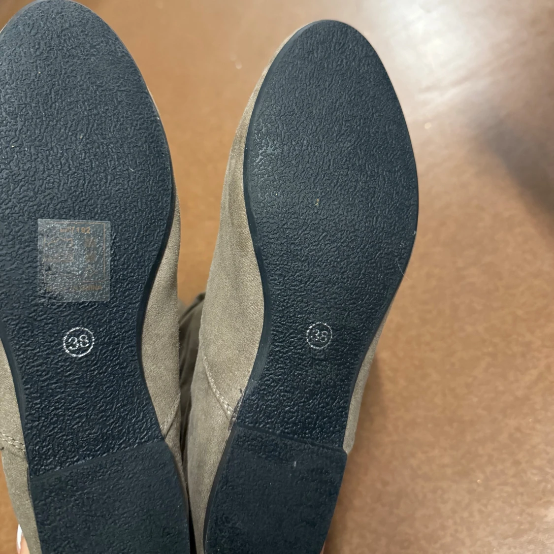 Beiga stövletter i mocka-look, strl 38 - 2