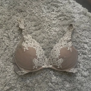 intimissimi bh  - så fin beige intimissimi bh i stl 75B men passar 75A också! använd en del men fortfarande fint skick💕