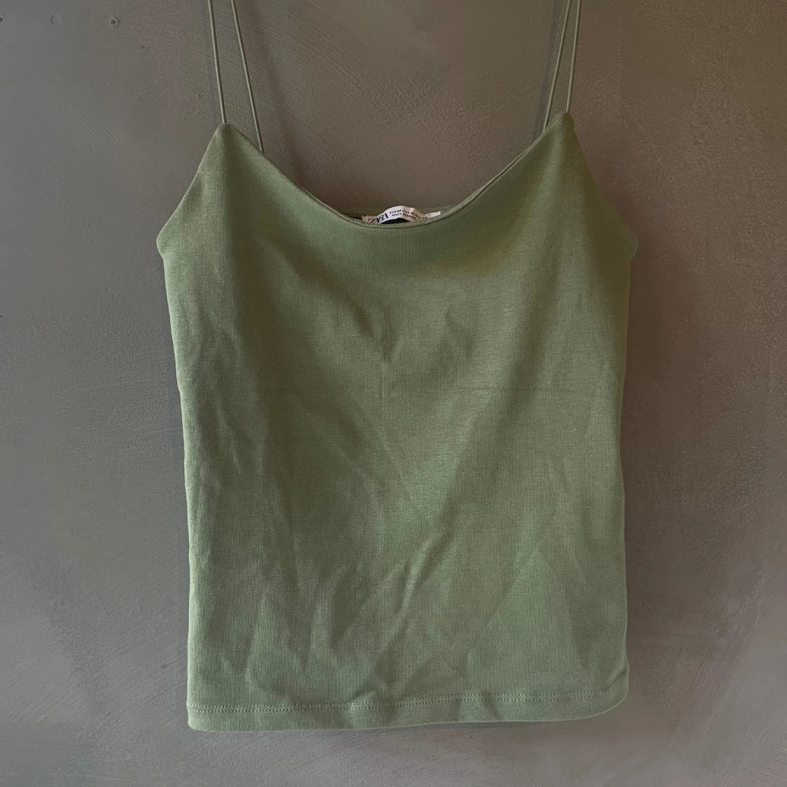 Militärgrönt linne från Zara