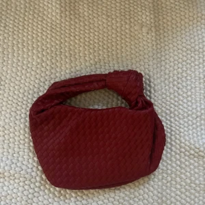 Röd väska - En röd liten väska, aldrig använd och har prislapp kvar❤️