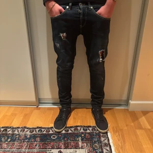 Mörklblåa dondup George me slitningar stl 30 - Säljer ett par Mörklblåa dondup George i stl 30 hel. Inga synliga defekter. Vid funderingar tveka inte på att fråga!