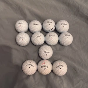 Titleist & Callaway Golfbollar Blandat Paket - Säljer ett paket med 9 Titleist och 3 Callaway golfbollar, inklusive Pro V1x, Tour Soft, Supersoft och Chrome Soft. Bollarna är i fint begagnat skick med minimalt slitage, perfekta för träning eller spel. Inga synliga sprickor eller större defekter. Priset är inte fast i sten du kan buda eller välja ut bollar och kan då ändra priset för just de bollarna.