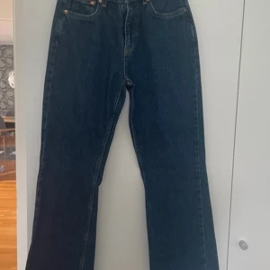 Perfekt jeans blå  - Snygga mörkblå jeans från gina med klassisk femficksdesign och bootcut-ben. Jeansen har hög midja och raka ben med lätt utsvängning, benlängd 81 cm. Tillverkade i slitstarkt denim-material som ger en cool och tidlös look.