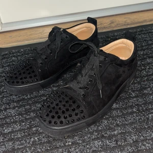 Louboutins 41 - Svarta louboutins med taggar i storlek 41 (passar även 42). Bra kondition (bara smutsiga, dock är de fortfarande rena). OBS! En tagg saknas på ett av skorna, extra taggar medföljer i en liten påse så det är bara att fixa själv. Pris kan sänkas vid snabb affär