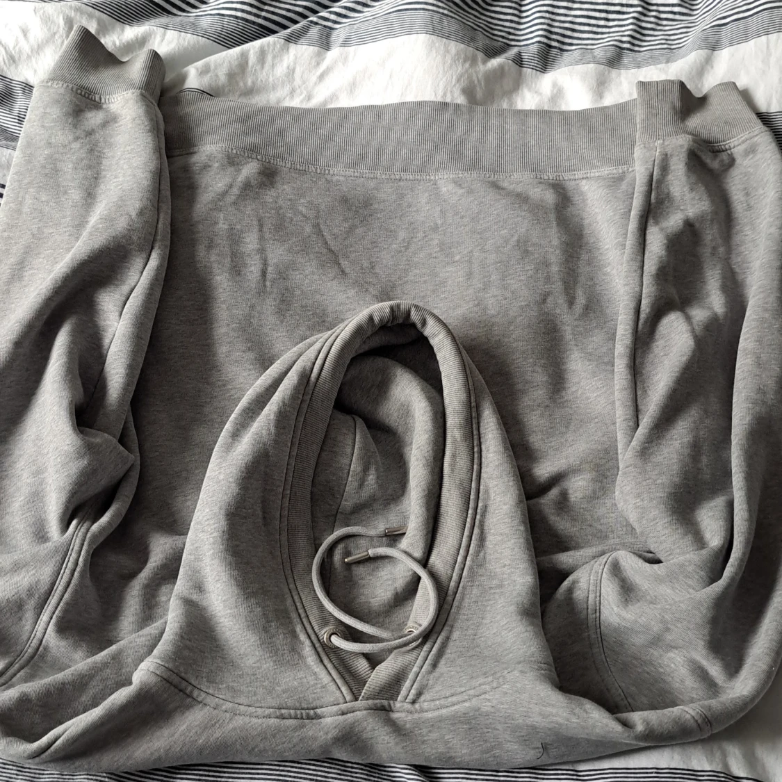 Grå hoodie från GANT med broderad logga - 1