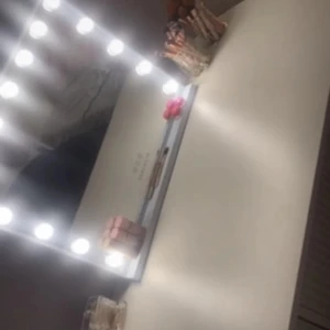 Sminkspegel med LED-belysning - Stor sminkspegel med stark LED-belysning runt ramen, perfekt för att få till flawless makeup. Säljer eftersom har köpt en ny. pris kan diskuteras. MÖTS UPP!!