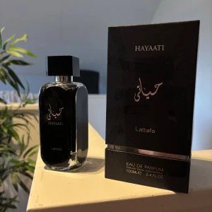 Lattafa Hayaati Eau de Parfum - Hayaati, i 100 ml flaska. Alldeles för söt för min smak därav säljer jag den, knappt använd!